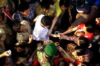Warga berebut menyalami Jokowi. (Ramses/detikcom).