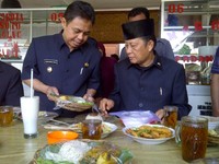 Andi memang secara khusus datang ke Depok untuk membuktikan promosi Wali Kota Depok, Nur Mahmudi Ismail soal konsep One Day No Rice (ODNR).