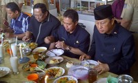 Di kantin Balai Kota, Nur Mahmudi, turut membantu menyuguhkan makanan kepada Andi. Namun nasi yang disuguhkan bukan dari beras melainkan tepung jagung.