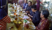 Andi M Ghalib saat disuguhkan masakan mirip nasi di Balai Kota Depok. Mantan Jaksa Agung itu pun langsung menyantap lahap makanan yang tersedia.