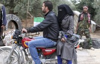 Tentara ini mengantar istri dulu. REUTERS/Asmaa Waguih.