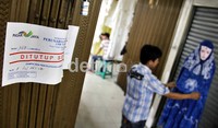 Sekitar 100 toko disegel karena tidak membayar biaya peremajaan serta sewa bangunan.
