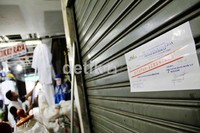 Para pedagang menolak membayar biaya peremajaan serta sewa bangunan yang dinilai terlalu mahal.