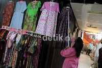 Karena toko disegel, mereka pun terpaksa menjajakan dagangannya di luar toko.