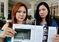 Sia Kim Tui (kiri) dan Sumiati (kanan) menunjukan artikel majalah yang mengupas vonis seumur hidup untuk suaminya. Sia Kim dan Sumiati yang didampingi aktivis HAM Usman Hamid dan pengacara Edwin Partogi ditemui anggota Wantimpres Albert Hasibuan.