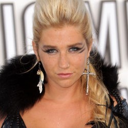 Sebelum Terkenal, Ke$ha Pernah Jadi Pelayan