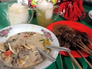 Sudi Mampir ke Tenda Ini Demi Semangkuk Sup Kambing!