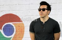 Meski di dalam ruangan, David tampil dengan kacamata hitam. (Gusmun/detikHot).