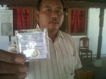 Sultan Kasepuhan Cirebon Bagikan Zakat dalam Bentuk Uang Dinar Dirham