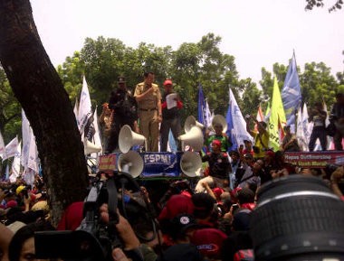 Ahok Temui Demonstran, Janji Adu Kepala Dinas dengan Buruh