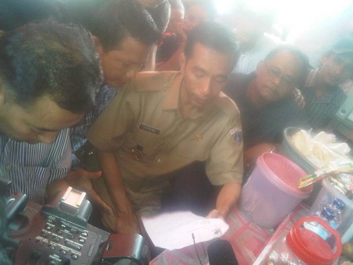 Jokowi Minta Pengelola Pasar Beras Cipinang Tak Cuma Cari Untung