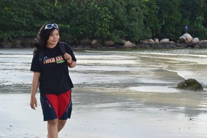 menikmati indahnya pantai lagoi