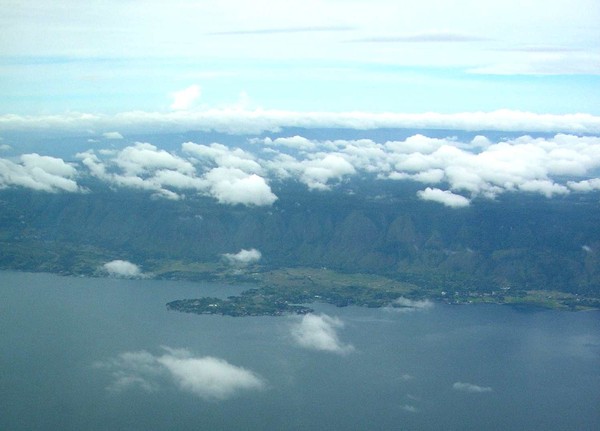 Dahsyatnya Terbang Rendah Di Atas Danau Toba
