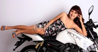 Kimmy Verani berpose dengan TVS Apache RTR 160.