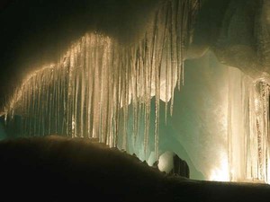 Brrr! Siapa Sanggup Jelajah Gua Es Terbesar di Dunia
