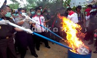 Kapolda Sulsel Irjen Mudji Waluyo, Wakil Gubernur Sulsel Agus Arifin Numang dan Wakajati Sulsel Sugeng Pudjianto melakukan pemusnahan 1 kg sabu yang merupakan barang bukti sitaan BNN Sulsel.