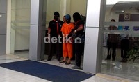 Tersangka pemilik sabu, atas nama Guntur Batu Rante alias Denny digiring petugas BNN Sulsel dalam acara pemusnahan barang bukti tersebut.