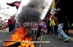 Diblokir Mahasiswa, Jalan Ahmad Yani Jaktim Macet