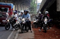 Pemotor mencoba mengindari demonstrasi. Akibat demonstrasi ini, arus lalu-lintas dari arah Jatinegara menuju Cawang di lajur lambat terjadi kemacetan.