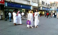 Calon haji berbelanja perbekalan di pusat perbelanjaan Bait Al-Baad, Jeddah.