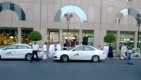 Sekelompok calon haji mencari taksi untuk membawa mereka langsung ke Arafah.