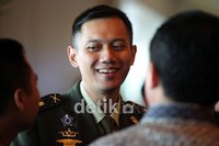 Mayor (Inf) Agus Harimurti Yudhoyono, tertawa lepas saat bercanda bersama rekan sahabat sesama TNI Angkatan Darat.