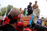 Ahok berpidato di depan para buruh.