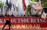 Sebelumnya ribuan buruh berdemo di depan Balai Kota menuntut kenaikan upah pada 2013.
