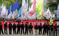 Para buruh menuntut upah layak kepada Gubernur Jokowi. Aksi demonstrasi ini membuat lalu lintas macet.