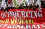 Tuntut UMP Naik, Buruh Geruduk Balai Kota DKI