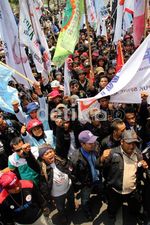 Tuntut UMP Naik, Buruh Geruduk Balai Kota DKI