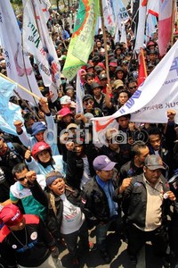 Mereka menuntut Gubernur Jokowi menetapkan upah minimum provinsi sebesar Rp 2.799.000 untuk 2013.