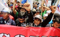 Massa meneriakan berbagai yel-yel.