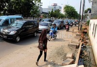 Tidak adanya trotoar ini akan mengancam keselematan para pejalan kaki yang melintas di kawasan tersebut.