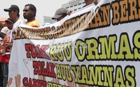 Dalam aksi yang berlangsung tertib itu, para pendemo berorasi dan meneriakan yel-yel penolakan sambil membawa poster dan spanduk.