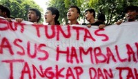 Selain berorasi, mereka juga membentangkan spanduk menuntut penuntasan kasus Hambalang.
