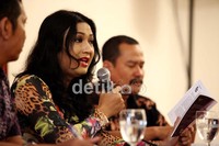 Dalam acara diskusi yang mengangkat tema Diskriminasi Berbasis Orientasi Seksual di Indonesia itu juga dihadiri oleh salah satu aktivis LGBT dan Ratu Waria 2011, Merlyn Sofyan.