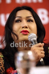 Merlyn Sofyan menyampaikan pendapatnya.