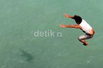 Atraksi Lompat dari Kapal