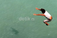 Atraksi seperti itu kerap dilakukan ketika kapal masih bersandar di Pelabuhan Bakauheni, Lampung.