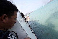 Atraksi tersebut menjadi hiburan tersendiri bagi para penumpang kapal di pelabuhan tersebut.