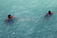 Mereka melakukan atraksi tersebut dengan harapan mendapat rezeki dari para penumpang kapal.