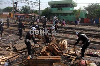 Selain membuat kumuh area stasiun, keberadaan lapak-lapak ini juga membuat penumpang kereta api tidak nyaman.