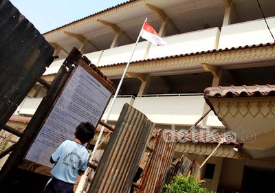 SDN Kembangan Utara 01 dan 02 Disegel