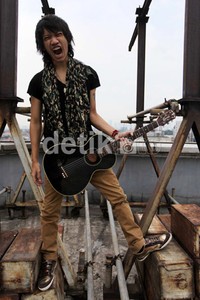 Ia juga menciptakan sendiri aransemen dengan komposisi intro yang diiringi petikan gitar.