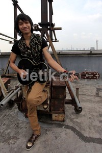 Ia sudah terlebih dahulu meluncurkan lagu tersebut di radio-radio seluruh Indonesia.