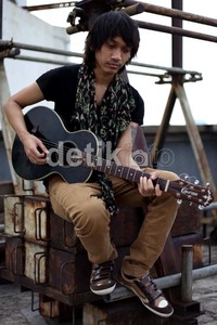 Nggak perlu bunga, nggak perlu coklat. I love you aja udah cukup sih sebenernya, lanjut musisi yang tak suka asap rokok itu.