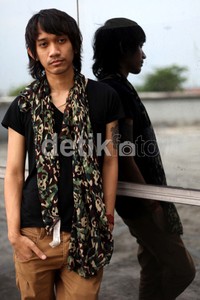 Sebelum memutuskan untuk jadi penyanyi solo, Ammir juga pernah ngeband dan mengisi posisi drummer.