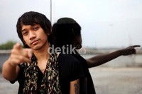 Tapi, seiring berjalannya waktu ia lebih nyaman untuk bernyanyi sambil memetik gitar.