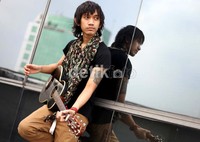 Setelah sempat merilis Aku Jatuh Cinta, ia menyiapkan amunisi baru untuk memasuki industri musik Indonesia yang penuh persaingan.